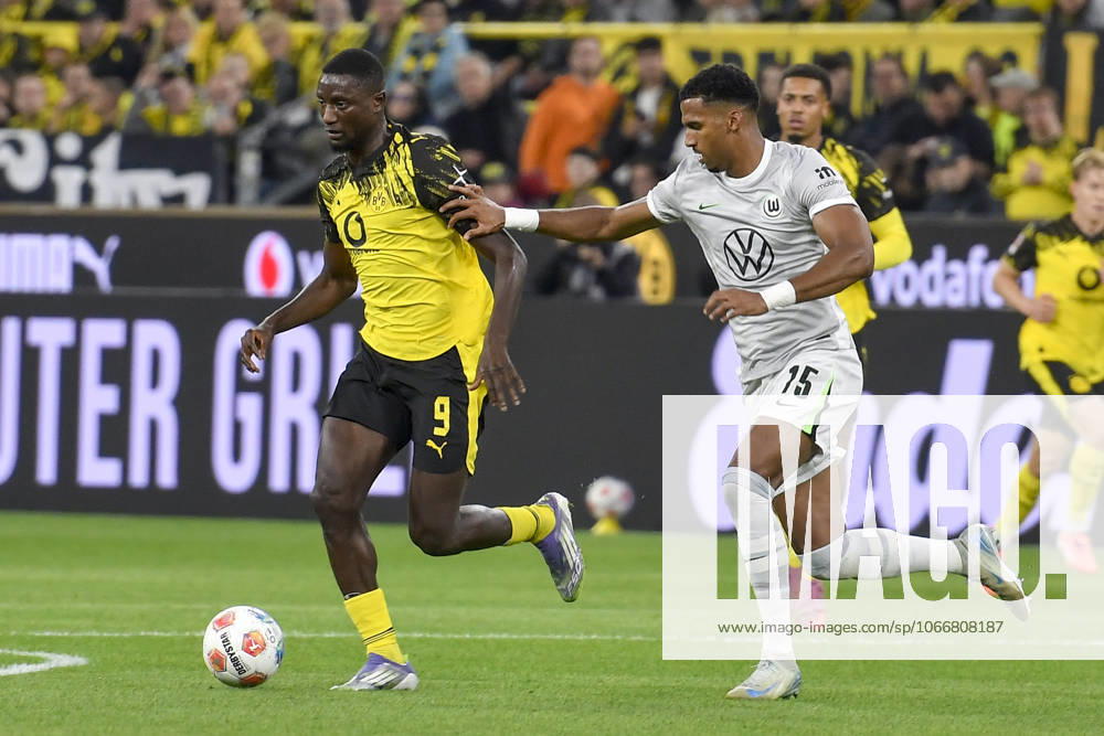 V. li. im Zweikampf Serhou Guirassy (Dortmund 9) Moritz Jenz (Wolfsburg 15) 21.09.2025 Fussball Borussia Dortmund vs VfL Wolfsburg, Signal Iduna Park, Dortmund, DFB DFL REGULATIONS PROHIBIT ANY USE OF PHOTOGRAPHS AS IMAGE SEQUENCES AND OR QUASI-VIDEO