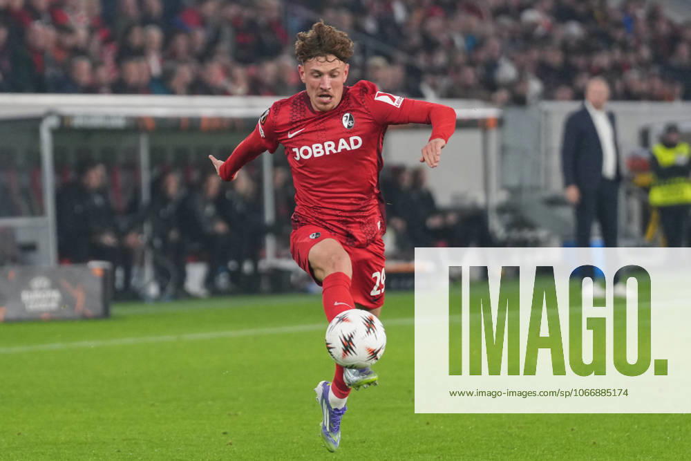 Philipp Treu (SC Freiburg, 29) am Ball , Deutschland, Fussball, UEFA Europa League, 1.Spieltag, Ligaphase, 2025 2026, SC Freiburg vs. FC Basel, 24.09.2025, Europa-Park Stadion, Freiburg, Deutschland Freiburg Europa-Park Stadion Baden-Württemberg Deutschland