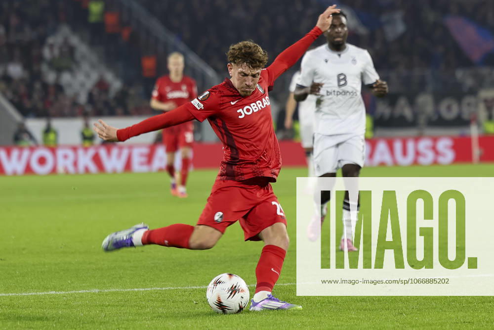Philipp Treu (SC Freiburg, 29) am Ball , Deutschland, Fussball, UEFA Europa League, 1. Spieltag, 2025 2026, SC Freiburg vs. FC Basel, 24.09.2025, Stadion am Wolfswinkel, Freiburg im Breisgau, Deutschland Freiburg im Breisgau Stadion am Wolfswinkel Baden-Württemberg Deutschland