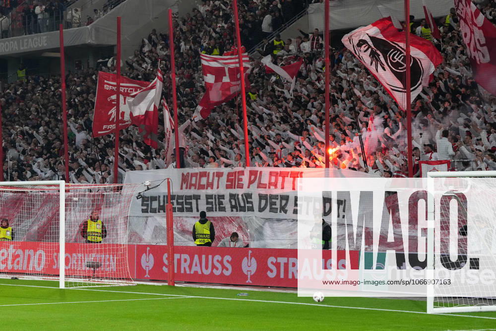 Spruchband der Fans und Ultras auf der Tribüne, Banner, Pyrotechnik, Bengalo, Feuer, Rauch, Pyro , Deutschland, Fussball, UEFA Europa League, 1.Spieltag, Ligaphase, 2025 2026, SC Freiburg vs. FC Basel, 24.09.2025, Europa-Park Stadion, Freiburg, Deutschland Freiburg Europa-Park Stadion Baden-Württemberg Deutschland