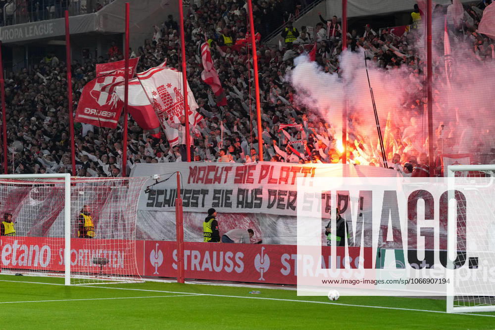 Spruchband der Fans und Ultras auf der Tribüne, Banner, Pyrotechnik, Bengalo, Feuer, Rauch, Pyro , Deutschland, Fussball, UEFA Europa League, 1.Spieltag, Ligaphase, 2025 2026, SC Freiburg vs. FC Basel, 24.09.2025, Europa-Park Stadion, Freiburg, Deutschland Freiburg Europa-Park Stadion Baden-Württemberg Deutschland