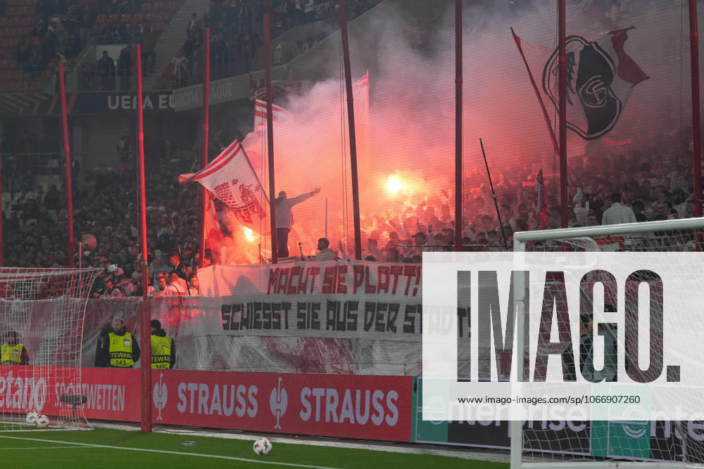 Spruchband der Fans und Ultras auf der Tribüne, Banner, Pyrotechnik, Bengalo, Feuer, Rauch, Pyro , Deutschland, Fussball, UEFA Europa League, 1.Spieltag, Ligaphase, 2025 2026, SC Freiburg vs. FC Basel, 24.09.2025, Europa-Park Stadion, Freiburg, Deutschland Freiburg Europa-Park Stadion Baden-Württemberg Deutschland