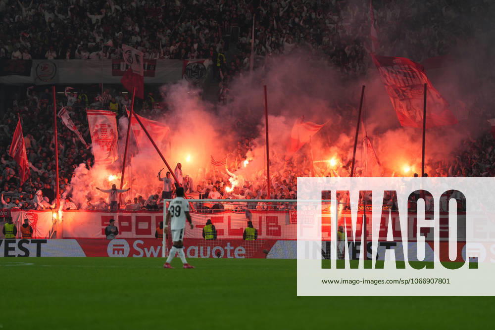 Torjubel, Emotionen, Torschuss, Abschluss, Torerfolg, Tor, Treffe, Pyrotechnik, Bengalo, Feuer, Rauch, Pyro, Fans, Ultras , Deutschland, Fussball, UEFA Europa League, 1.Spieltag, Ligaphase, 2025 2026, SC Freiburg vs. FC Basel, 24.09.2025, Europa-Park Stadion, Freiburg, Deutschland Freiburg Europa-Park Stadion Baden-Württemberg Deutschland