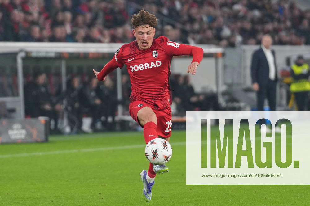Philipp Treu (SC Freiburg, 29) am Ball , Deutschland, Fussball, UEFA Europa League, 1.Spieltag, Ligaphase, 2025 2026, SC Freiburg vs. FC Basel, 24.09.2025, Europa-Park Stadion, Freiburg, Deutschland Freiburg Europa-Park Stadion Baden-Württemberg Deutschland