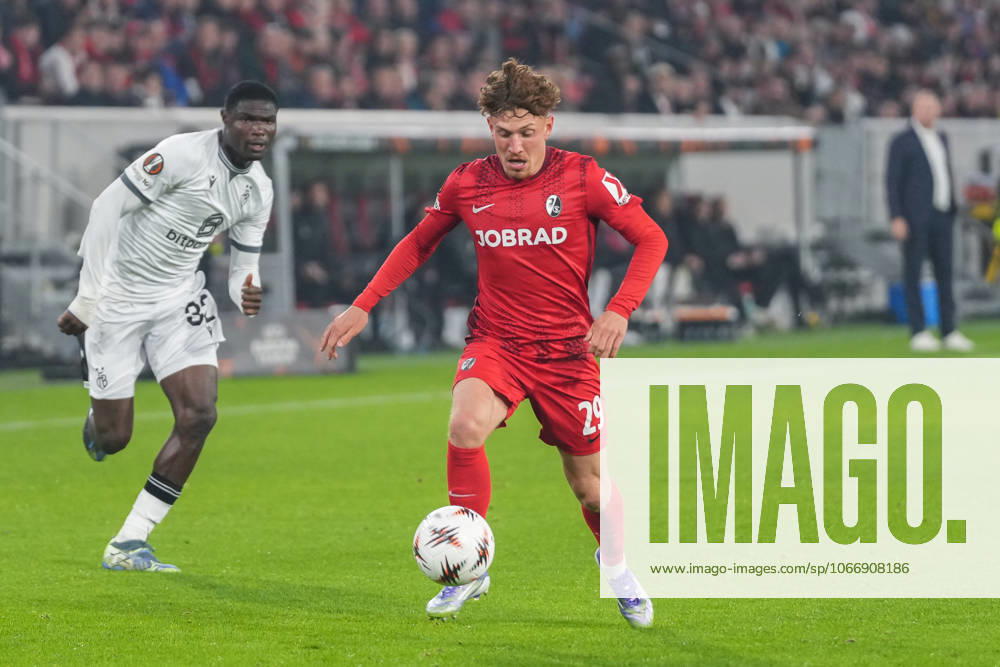 Philipp Treu (SC Freiburg, 29) am Ball , Deutschland, Fussball, UEFA Europa League, 1.Spieltag, Ligaphase, 2025 2026, SC Freiburg vs. FC Basel, 24.09.2025, Europa-Park Stadion, Freiburg, Deutschland Freiburg Europa-Park Stadion Baden-Württemberg Deutschland