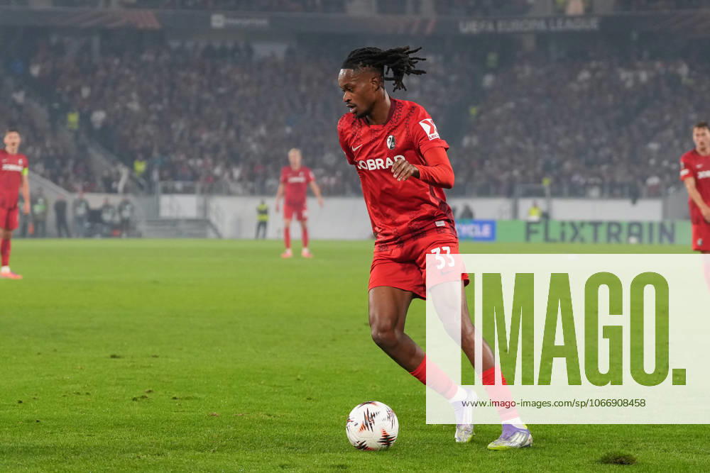 Jordy Makengo (SC Freiburg, 33) am Ball , Deutschland, Fussball, UEFA Europa League, 1.Spieltag, Ligaphase, 2025 2026, SC Freiburg vs. FC Basel, 24.09.2025, Europa-Park Stadion, Freiburg, Deutschland Freiburg Europa-Park Stadion Baden-Württemberg Deutschland