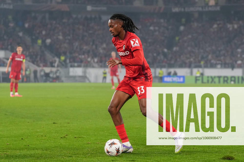 Jordy Makengo (SC Freiburg, 33) am Ball , Deutschland, Fussball, UEFA Europa League, 1.Spieltag, Ligaphase, 2025 2026, SC Freiburg vs. FC Basel, 24.09.2025, Europa-Park Stadion, Freiburg, Deutschland Freiburg Europa-Park Stadion Baden-Württemberg Deutschland