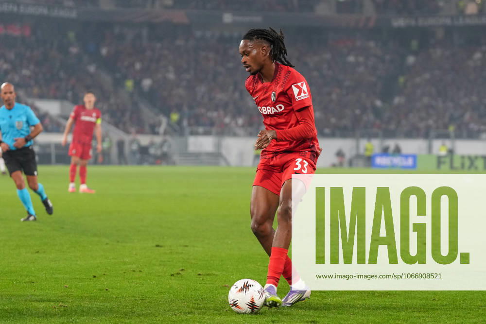 Jordy Makengo (SC Freiburg, 33) am Ball , Deutschland, Fussball, UEFA Europa League, 1.Spieltag, Ligaphase, 2025 2026, SC Freiburg vs. FC Basel, 24.09.2025, Europa-Park Stadion, Freiburg, Deutschland Freiburg Europa-Park Stadion Baden-Württemberg Deutschland