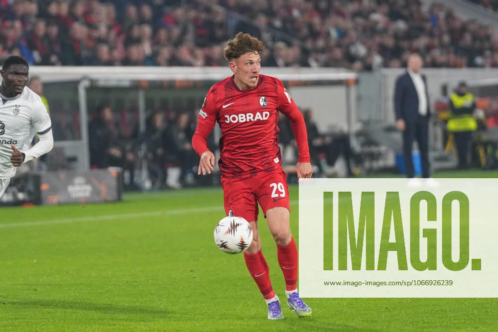 Philipp Treu (SC Freiburg, 29) am Ball , Deutschland, Fussball, UEFA Europa League, 1.Spieltag, Ligaphase, 2025 2026, SC Freiburg vs. FC Basel, 24.09.2025, Europa-Park Stadion, Freiburg, Deutschland Freiburg Europa-Park Stadion Baden-Württemberg Deutschland