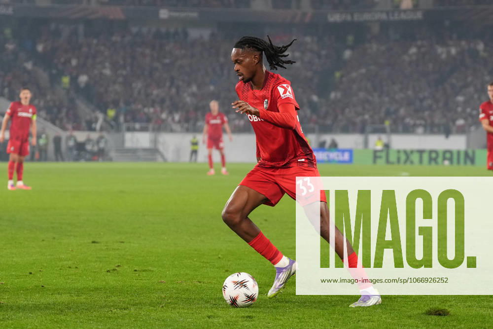 Jordy Makengo (SC Freiburg, 33) am Ball , Deutschland, Fussball, UEFA Europa League, 1.Spieltag, Ligaphase, 2025 2026, SC Freiburg vs. FC Basel, 24.09.2025, Europa-Park Stadion, Freiburg, Deutschland Freiburg Europa-Park Stadion Baden-Württemberg Deutschland