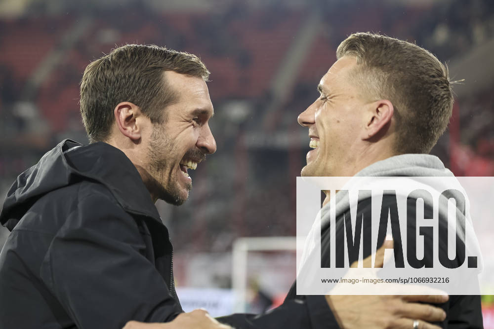Julian Schuster (SC Freiburg, Trainer) und Nils Petersen ehemaliger Spieler des SC Freiburg , Deutschland, Fussball, UEFA Europa League, 1. Spieltag, 2025 2026, SC Freiburg vs. FC Basel, 24.09.2025, Stadion am Wolfswinkel, Freiburg im Breisgau, Deutschland Freiburg im Breisgau Stadion am Wolfswinkel Baden-Württemberg Deutschland