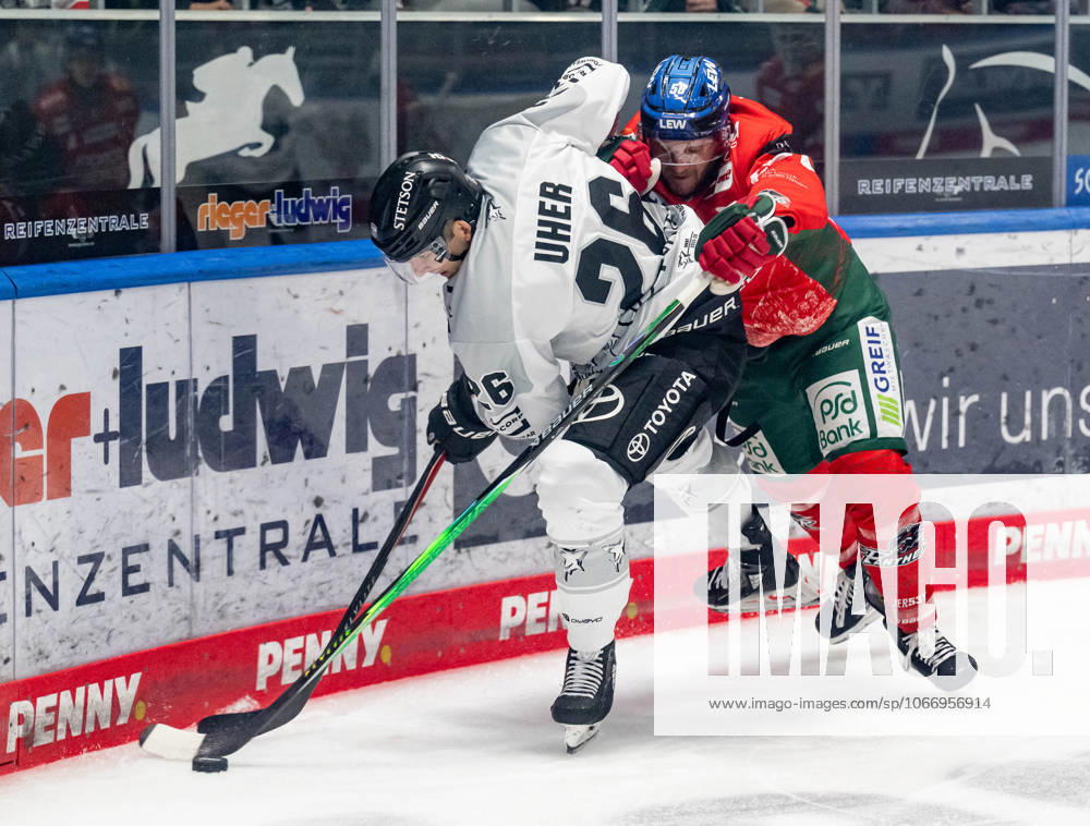 Kampf um den Puck Zweikampf zwischen Dominik Uher (Koelner Haie, 26) und Maximilian Renner (Augsburger Panther, 58) GER, Augsburger Panther vs. Koelner Haie, Eishockey, DEL, 5. Spieltag, Saison 2025 2026, 26.09.2025. GER, Augsburger Panther vs. Koelner Haie, Eishockey, DEL, 5. Spieltag, Saison 2025 2026, 26.09.2025. Augsburg