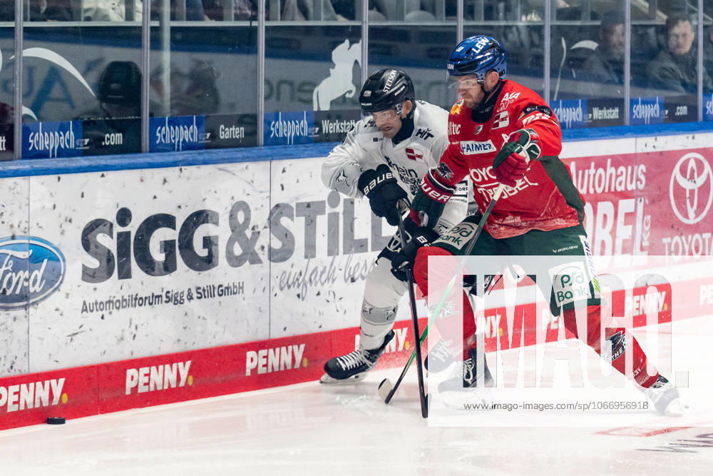 Kampf um den Puck Zweikampf zwischen Dominik Uher (Koelner Haie, 26) und Maximilian Renner (Augsburger Panther, 58) GER, Augsburger Panther vs. Koelner Haie, Eishockey, DEL, 5. Spieltag, Saison 2025 2026, 26.09.2025. GER, Augsburger Panther vs. Koelner Haie, Eishockey, DEL, 5. Spieltag, Saison 2025 2026, 26.09.2025. Augsburg