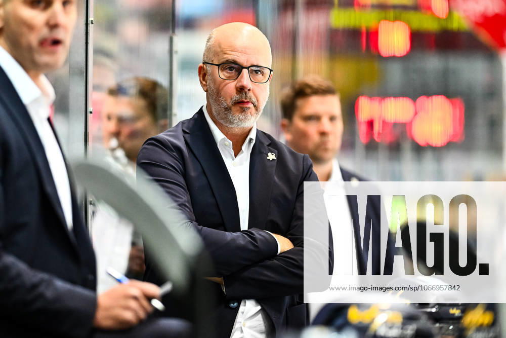 Stefan Nyman (Cheftrainer, Headcoach, Iserlohn Roosters) ratlos, enttäuscht, GER, Iserlohn Roosters vs. Fischtown Pinguins Bremerhaven, Eishockey, Penny-DEL, 5. Spieltag, Spielzeit 2025 2026, 26.09.2025, GER, Iserlohn Roosters vs. Fischtown Pinguins Bremerhaven, Eishockey, Penny-DEL, 5. Spieltag, Spielzeit 2025 2026, 26.09.2025 Iserlohn