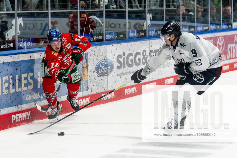 Kampf um den Puck Zweikampf zwischen Donald D.J. Busdeker (Augsburger Panther, 14) und Maximilian Kammerer (Koelner Haie, 9) GER, Augsburger Panther vs. Koelner Haie, Eishockey, DEL, 5. Spieltag, Saison 2025 2026, 26.09.2025. GER, Augsburger Panther vs. Koelner Haie, Eishockey, DEL, 5. Spieltag, Saison 2025 2026, 26.09.2025. Augsburg