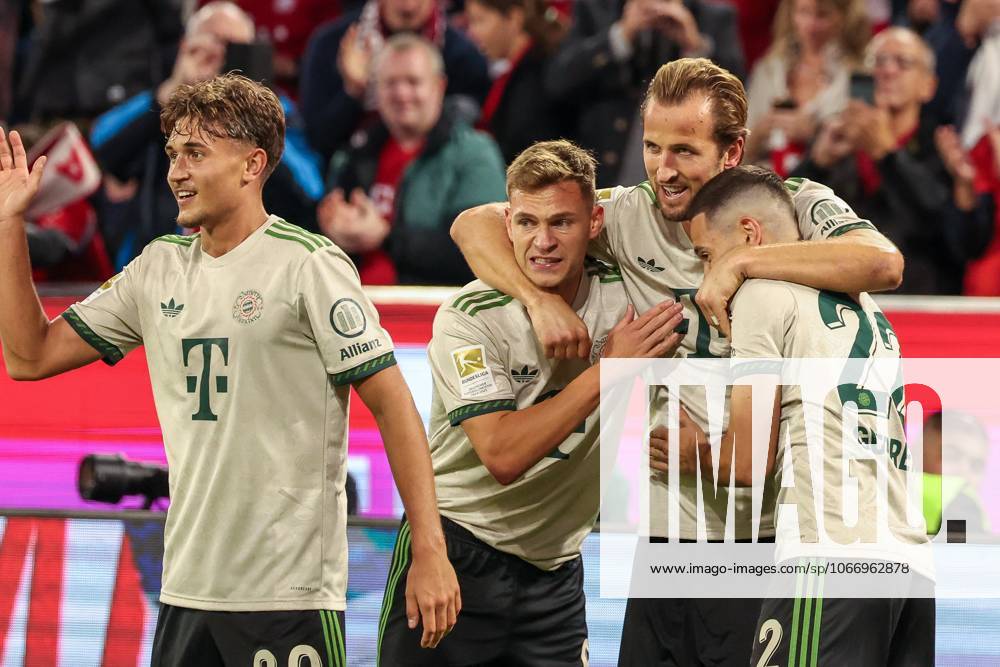 Tom Bischof 20 (FC Bayern Muenchen), Joshua Kimmich 6 (FC Bayern Muenchen), Harry Kane 9 (FC Bayern Muenchen) und Raphael Guerreiro 22 (FC Bayern Muenchen) jubeln ueber das 3:0, FC Bayern Muenchen vs. SV Werder Bremen, DFL, Bundesliga, Saison 2025 2026, Allianz Arena, Hinrunde, 5. Spieltag, 26.09.2025 DFB regulations prohibit any use of photographs as image sequences and or quasi-video Muenchen Bayern Deutschland