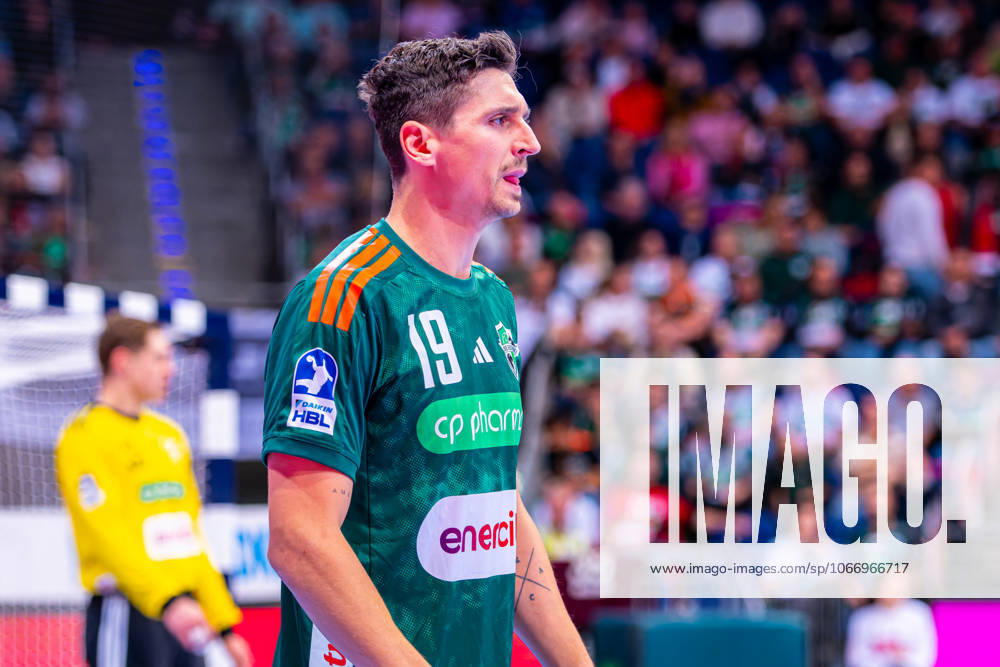,h19,(v.l.), TSV Hannover-Burgdorf (grün) gegen HC Erlangen (hellblau) am 6. Spieltag der Saison 2025 2026 in der DAIKIN Handball-Bundesliga (26.09.2025, ZAG Arena (Hannover, GER),