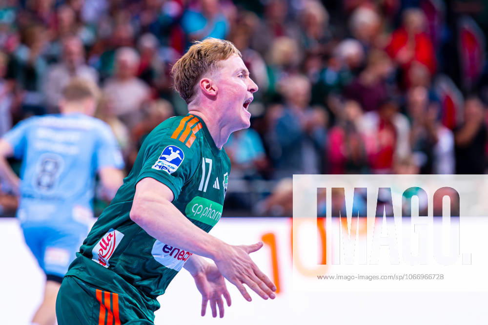 August Pedersen (TSV Hannover-Burgdorf, Nr. 17) (v.l.), TSV Hannover-Burgdorf (grün) gegen HC Erlangen (hellblau) am 6. Spieltag der Saison 2025 2026 in der DAIKIN Handball-Bundesliga (26.09.2025, ZAG Arena (Hannover, GER),