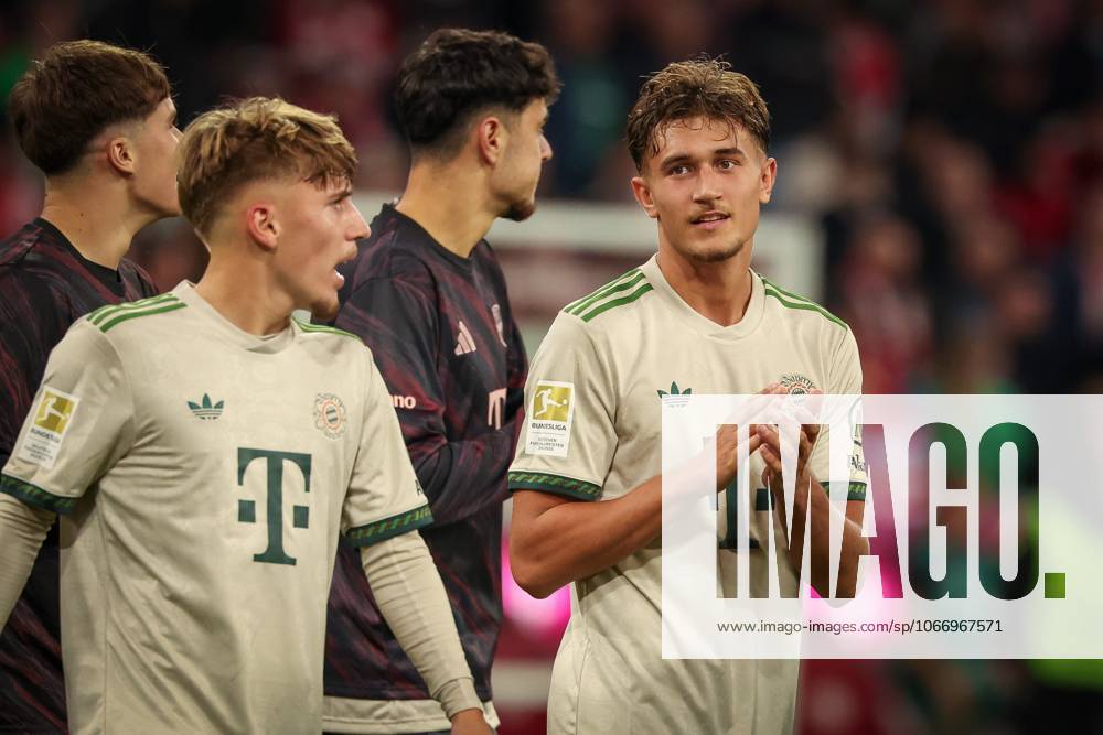 Lennart Karl 42 (FC Bayern Muenchen) und Tom Bischof 20 (FC Bayern Muenchen) bei den Fans, Schlussjubel, FC Bayern Muenchen vs. SV Werder Bremen, DFL, Bundesliga, Saison 2025 2026, Allianz Arena, Hinrunde, 5. Spieltag, 26.09.2025 DFB regulations prohibit any use of photographs as image sequences and or quasi-video Muenchen Bayern Deutschland