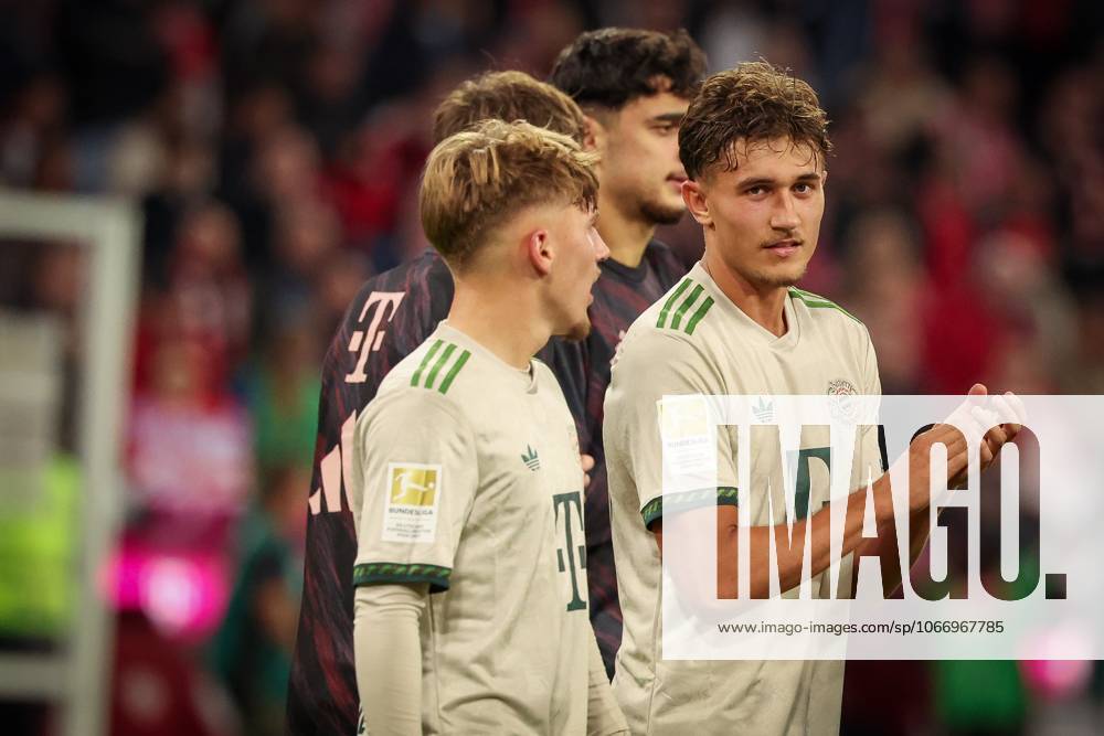 Lennart Karl 42 (FC Bayern Muenchen) und Tom Bischof 20 (FC Bayern Muenchen) bei den Fans, Schlussjubel, FC Bayern Muenchen vs. SV Werder Bremen, DFL, Bundesliga, Saison 2025 2026, Allianz Arena, Hinrunde, 5. Spieltag, 26.09.2025 DFB regulations prohibit any use of photographs as image sequences and or quasi-video Muenchen Bayern Deutschland
