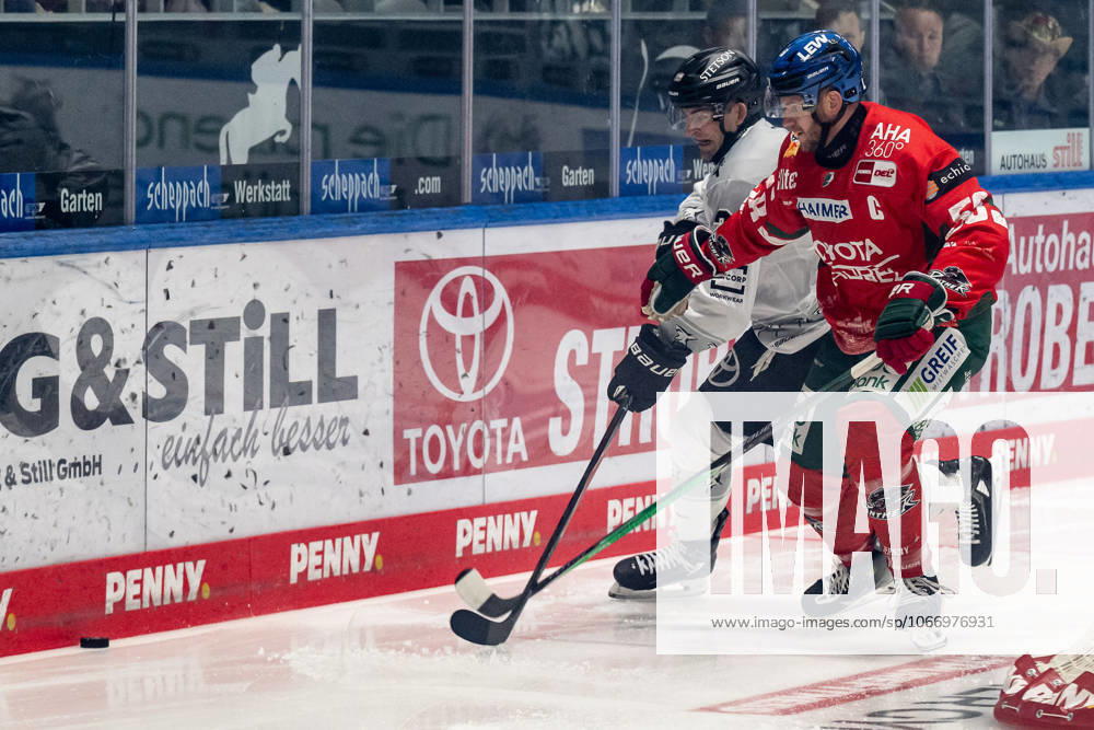 Kampf um den Puck Zweikampf zwischen Dominik Uher (Koelner Haie, 26) und Maximilian Renner (Augsburger Panther, 58) GER, Augsburger Panther vs. Koelner Haie, Eishockey, DEL, 5. Spieltag, Saison 2025 2026, 26.09.2025. GER, Augsburger Panther vs. Koelner Haie, Eishockey, DEL, 5. Spieltag, Saison 2025 2026, 26.09.2025. Augsburg