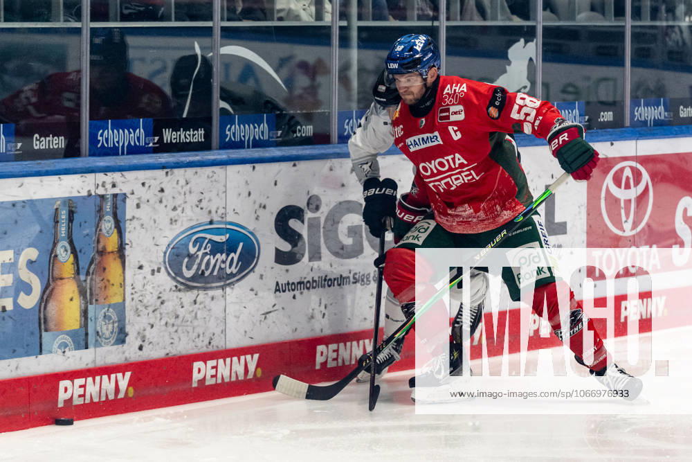 Kampf um den Puck Zweikampf zwischen Dominik Uher (Koelner Haie, 26) und Maximilian Renner (Augsburger Panther, 58) GER, Augsburger Panther vs. Koelner Haie, Eishockey, DEL, 5. Spieltag, Saison 2025 2026, 26.09.2025. GER, Augsburger Panther vs. Koelner Haie, Eishockey, DEL, 5. Spieltag, Saison 2025 2026, 26.09.2025. Augsburg