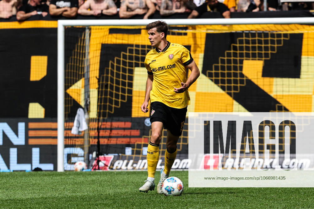 Alexander Rossipal (SG Dynamo Dresden,19) - 2. Fußball Bundesliga Saison 2025-2026 SG Dynamo Dresden vs. 1. FC Magdeburg im Rudolf Harbig Stadion in Dresden - Freisteller,Aktion,Fußball,Mann,Männer,Deutschland