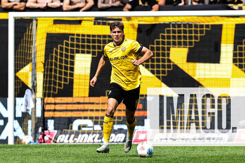 Alexander Rossipal (SG Dynamo Dresden,19) - 2. Fußball Bundesliga Saison 2025-2026 SG Dynamo Dresden vs. 1. FC Magdeburg im Rudolf Harbig Stadion in Dresden - Freisteller,Aktion,Fußball,Mann,Männer,Deutschland