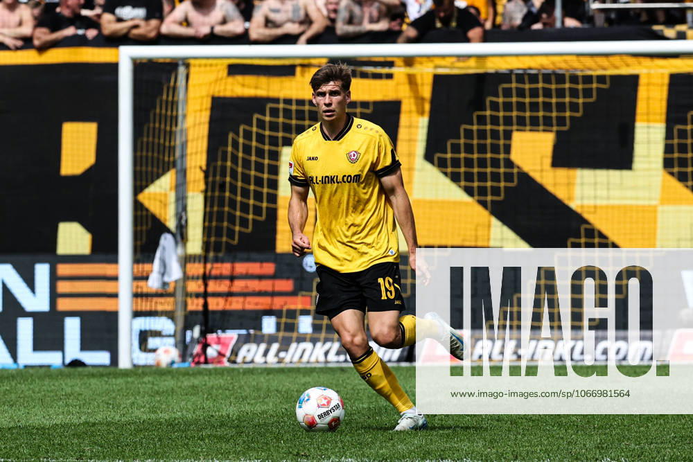 Alexander Rossipal (SG Dynamo Dresden,19) - 2. Fußball Bundesliga Saison 2025-2026 SG Dynamo Dresden vs. 1. FC Magdeburg im Rudolf Harbig Stadion in Dresden - Freisteller,Aktion,Fußball,Mann,Männer,Deutschland