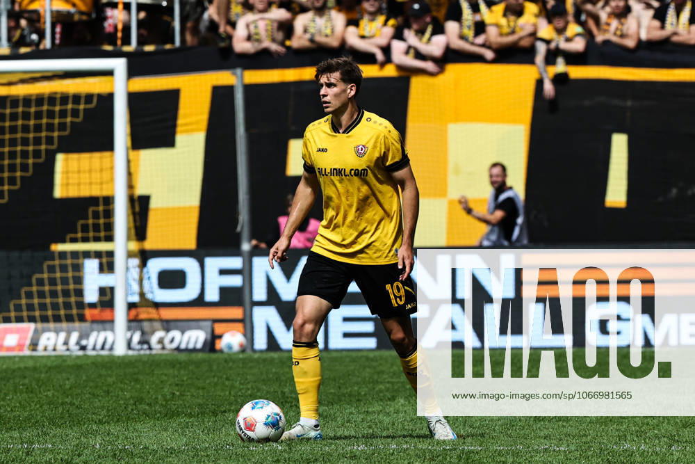 Alexander Rossipal (SG Dynamo Dresden,19) - 2. Fußball Bundesliga Saison 2025-2026 SG Dynamo Dresden vs. 1. FC Magdeburg im Rudolf Harbig Stadion in Dresden - Freisteller,Aktion,Fußball,Mann,Männer,Deutschland