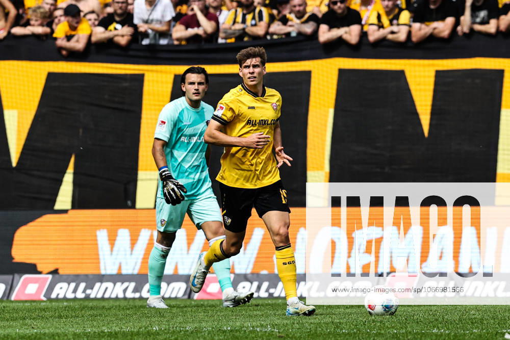 Alexander Rossipal (SG Dynamo Dresden,19) und Torwart Tim Schreiber (SG Dynamo Dresden,1) - 2. Fußball Bundesliga Saison 2025-2026 SG Dynamo Dresden vs. 1. FC Magdeburg im Rudolf Harbig Stadion in Dresden - Aktion,Fußball,Mann,Männer,Deutschland