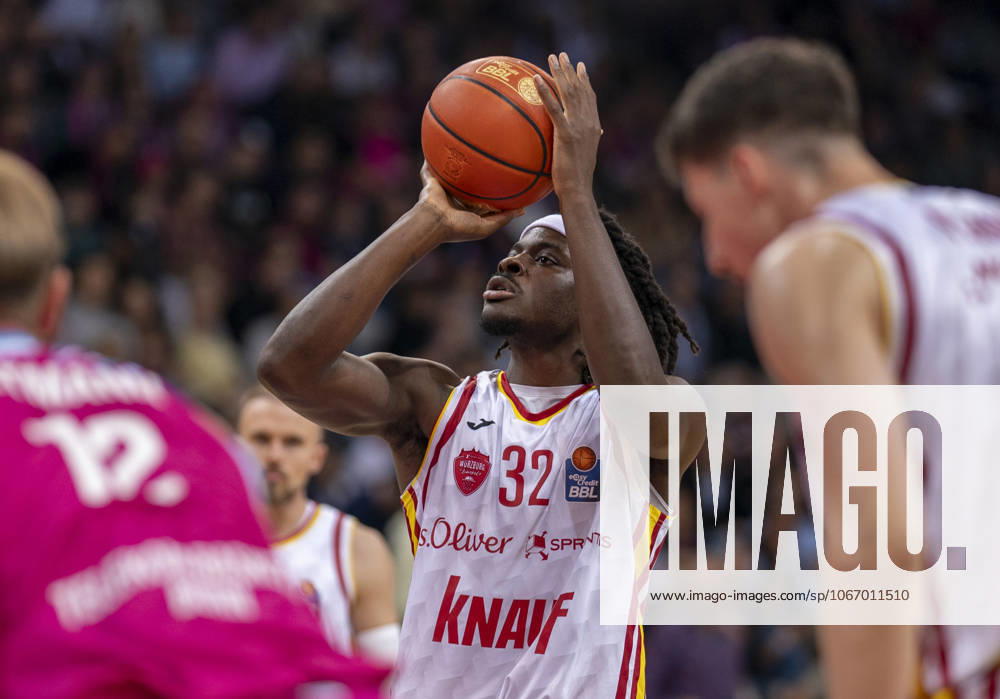 Charles Thompson (Fitness First Wuerzburg Baskets, 32) beim Freiwurf Telekom Baskets Bonn - Fitness First Würzburg Baskets 27.09.2025 Basketball, easyCredit Basketball Bundesliga, 1. Spieltag, GER, Bonn, Telekom Dome Bonn