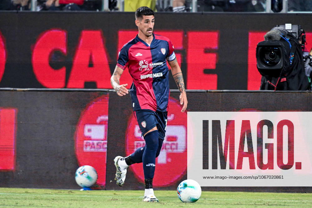Cagliari s Alessandro Deiola in action during the Serie A soccer match between Cagliari Calcio and Inter at the Unipol Domus in Cagliari, Sardinia - Saturday, 27 september 2025. - Soccer