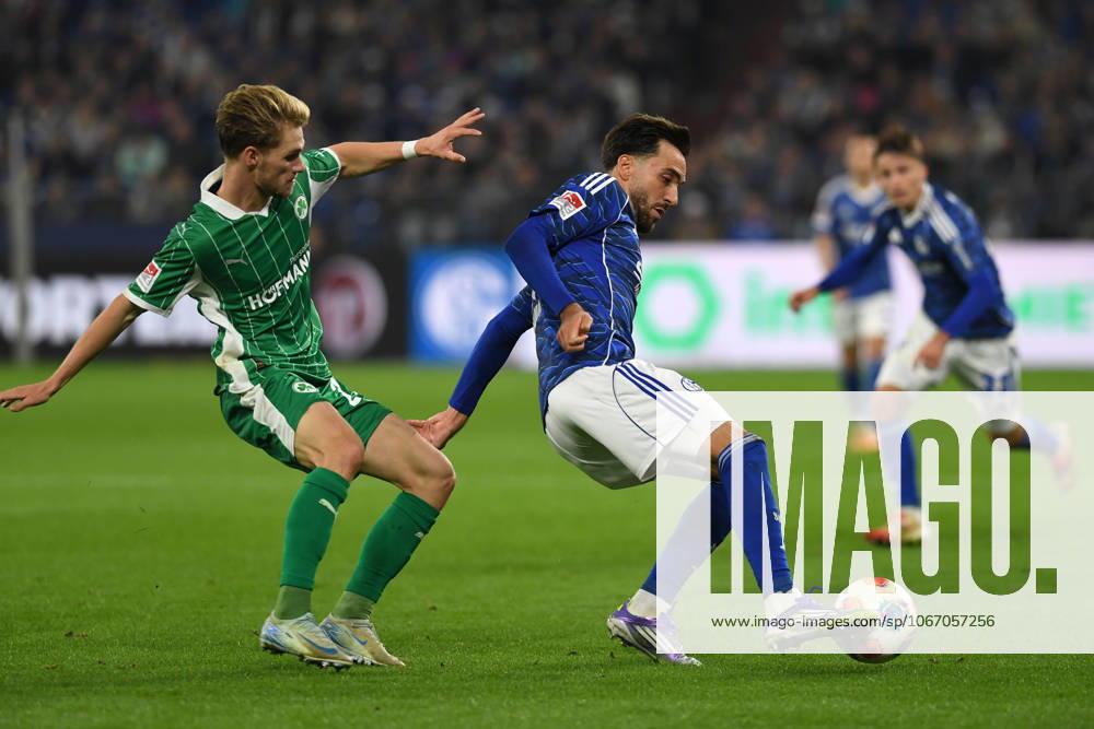 Kenan Karaman (FC Schalke 04) in Aktion, am Ball, Einzelaktion waehrend des Spiels der 2. Bundesliga zwischen FC Schalke 04 und SpVgg Greuther Fürth, Veltins-Arena am 26. September 2025 in Gelsenkirchen, Deutschland. (Foto von Ralf Treese DeFodi Images) +++ Kenan Karaman (FC Schalke 04) controls the ball during the 2. Bundesliga match between FC Schalke 04 and SpVgg Greuther Fürth at Veltins-Arena on September 26, 2025 in Gelsenkirchen, Germany. (Photo by Ralf Treese DeFodi Images) (Photo by Ralf Treese DeFodi Images) Kenan Karaman FC Schalke 04 in action, on the ball, single action during the 2 Bundesliga match between FC Schalke 04 and SpVgg Greuther Fürth, Veltins Arena on September 26, 2025 in Gelsenkirchen, Germany, Germany Photo by Ralf Treese DeFodi Images Kenan Karaman FC Schalke 04 controls the ball during the 2 Bundesliga match between FC Schalke 04 and SpVgg Greuther Fürth at Veltins Arena on September 26, 2025 in Gelsenkirchen, Germany Photo by Ralf Treese DeFodi Images Photo by Ralf Treese DeFodi Images