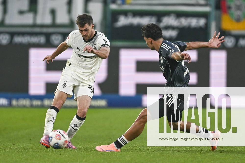 V. li. im Zweikampf Joe Scally (Moenchengladbach 29) Can Uzun (Frankfurt 42) 27.09.2025 Fussball Borussia Moenchengladbach vs Eintracht Frankfurt, Borussia-Park, Moenchengladbach, DFB DFL REGULATIONS PROHIBIT ANY USE OF PHOTOGRAPHS AS IMAGE SEQUENCES AND OR QUASI-VIDEO