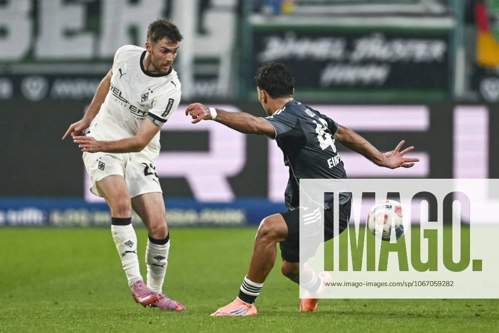 V. li. im Zweikampf Joe Scally (Moenchengladbach 29) Can Uzun (Frankfurt 42) 27.09.2025 Fussball Borussia Moenchengladbach vs Eintracht Frankfurt, Borussia-Park, Moenchengladbach, DFB DFL REGULATIONS PROHIBIT ANY USE OF PHOTOGRAPHS AS IMAGE SEQUENCES AND OR QUASI-VIDEO