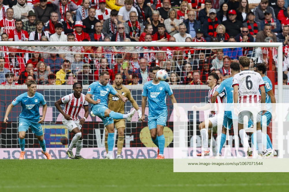 Im Strafraum von TSG Hoffenheim , Deutschland, Fussball, 1. Bundesliga, 5.Spieltag, 2025 2026, SC Freiburg vs. TSG 1899 Hoffenheim, 28.09.2025, Europa-Park Stadion, Freiburg im Breisgau, Deutschland Freiburg im Breisgau Europa-Park Stadion Baden-Württemberg Deutschland