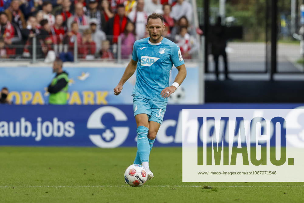 Vladimir Coufal (TSG Hoffenheim, 34) am Ball , Deutschland, Fussball, 1. Bundesliga, 5.Spieltag, 2025 2026, SC Freiburg vs. TSG 1899 Hoffenheim, 28.09.2025, Europa-Park Stadion, Freiburg im Breisgau, Deutschland Freiburg im Breisgau Europa-Park Stadion Baden-Württemberg Deutschland