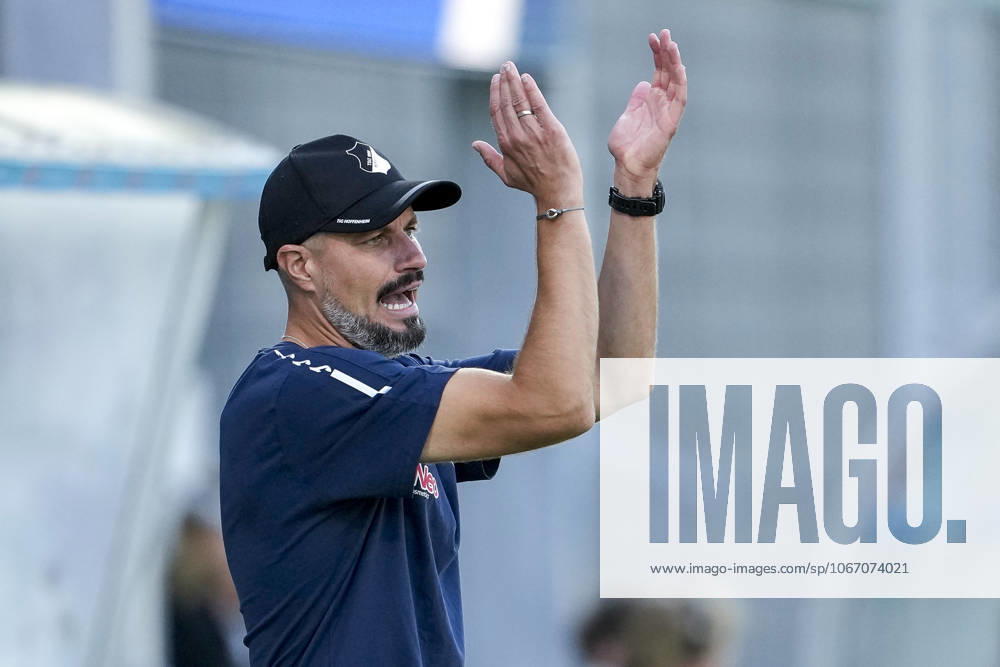 Stefan Kleineheismann (Trainer, Cheftrainer, TSG II), gibt Anweisungen, gestikuliert, mit den Armen gestikulieren, Einzelbild, Einzelfoto, Aktion, Action, 28.09.2025, Sinsheim (Deutschland), Fussball, 3. Liga, TSG 1899 Hoffenheim II - SSV Ulm 1846, DFB DFL REGULATIONS PROHIBIT ANY USE OF PHOTOGRAPHS AS IMAGE SEQUENCES AND OR QUASI-VIDEO.