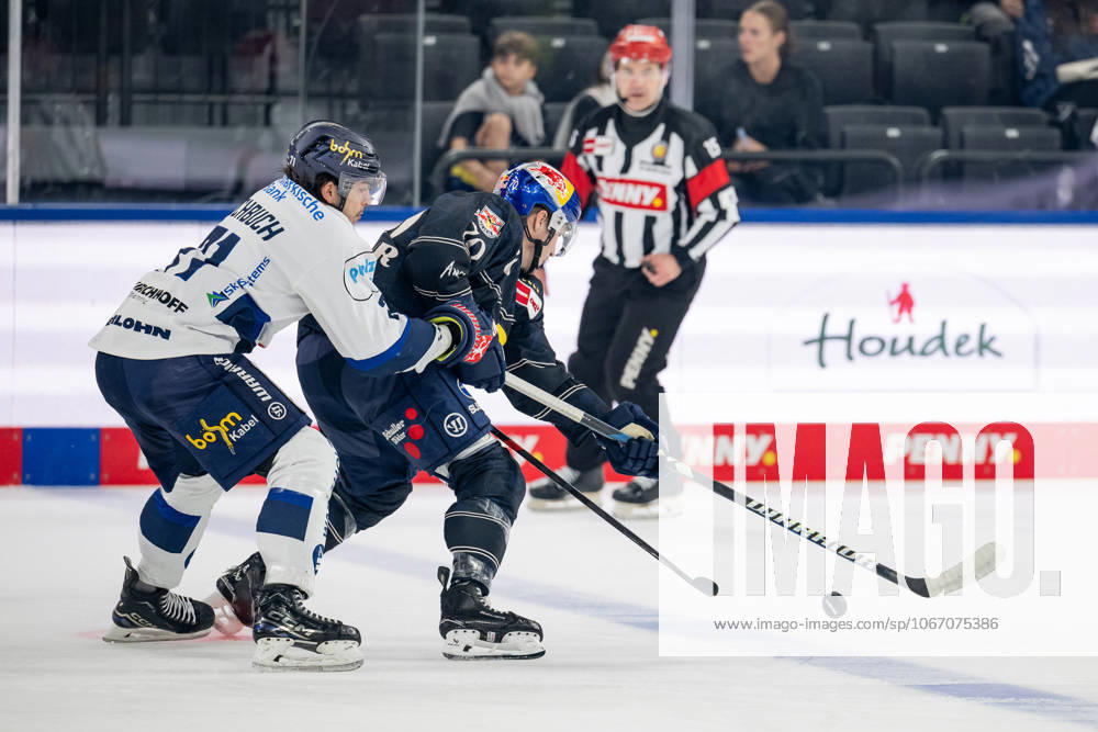 Kampf um den Puck Zweikampf zwischen Daniel Fischbuch (Iserlohn Roosters, 71) und Maximilian Daubner (EHC Red Bull Muenchen, 70) GER, EHC Red Bull Muenchen vs. Iserlohn Roosters, Eishockey, DEL, 6. Spieltag, Saison 2025 2026, 28.09.2025. GER, EHC Red Bull Muenchen vs. Iserlohn Roosters, Eishockey, DEL, 6. Spieltag, Saison 2025 2026, 28.09.2025. Muenchen
