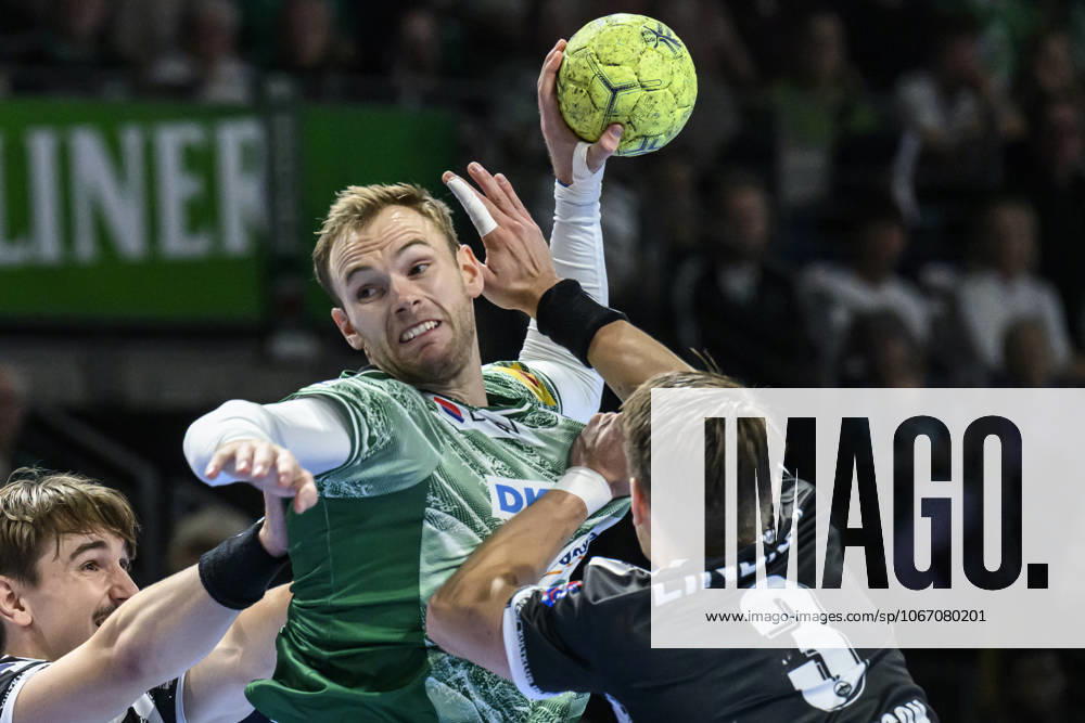 Im Bild v.l.: Mathias Gidsel (Fuechse Berlin), Oskar Joelsson (ThSV E), Zweikampf, Action, Kampf, kaempft um den Ball, GER, Berlin, Handball, Fuechse Berlin vs ThSV Eisenach, DAIKIN Handball-Bundesliga, in der Max Schmeling Halle, 21.09.2025,