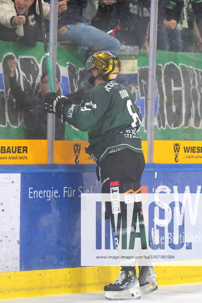 Tor, Torjubel zum 1:2 der Bietigheim Steelers durch Jack Dugan (Bietigheim Steelers, 08) Bietigheim Steelers vs.Starbulls Rosenheim , Eishockey, DEL 2, 5.Spieltag, Saison 2025 2026, 28.09.2025 Bietigheim Steelers vs.Starbulls Rosenheim , Eishockey, DEL 2, 5.Spieltag, Saison 2025 2026, 28.09.2025 Bietigheim