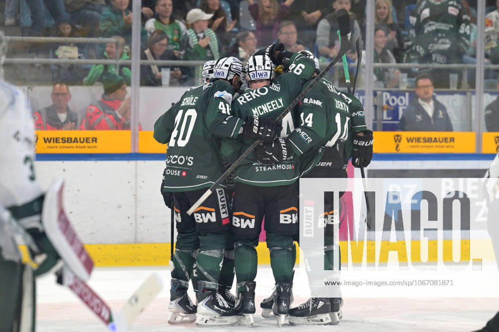 Tor, Torjubel zum 3:4 der Bietigheim Steelers durch das Tor von Jack Dugan (Bietigheim Steelers, 08) das per Videobeweis ueberprueft werden musste Bietigheim Steelers vs.Starbulls Rosenheim , Eishockey, DEL 2, 5.Spieltag, Saison 2025 2026, 28.09.2025 Bietigheim Steelers vs.Starbulls Rosenheim , Eishockey, DEL 2, 5.Spieltag, Saison 2025 2026, 28.09.2025 Bietigheim