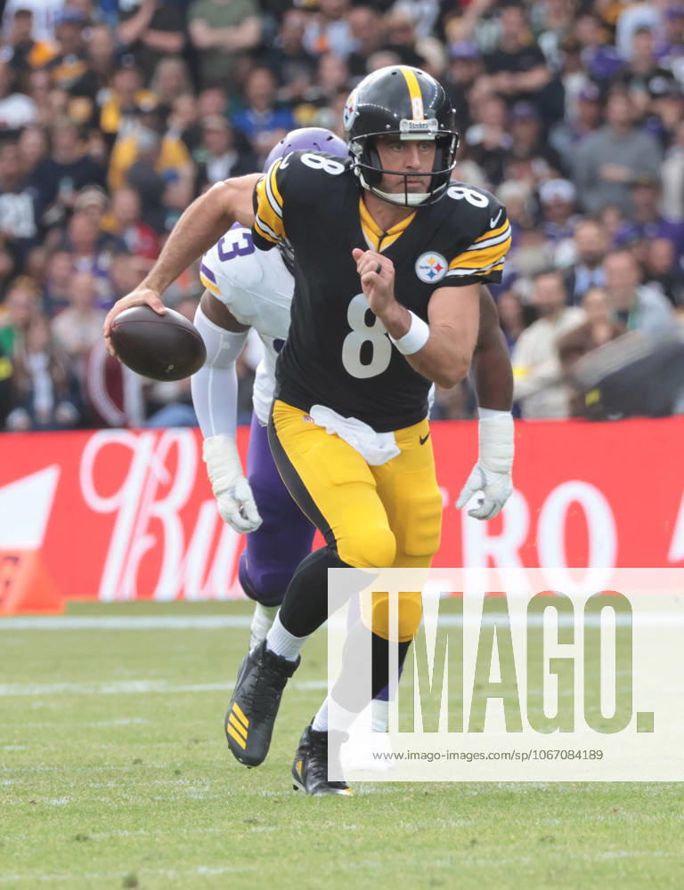 Pittsburgh Steelers quarterback Aaron Rodgers rushes against the Minnesota Vikings at Croke Park in Dublin, Ireland on Sunday September 28, 2025. The Steelers won the game 24-21. LON20250928060 HUGOxPHILPOTT