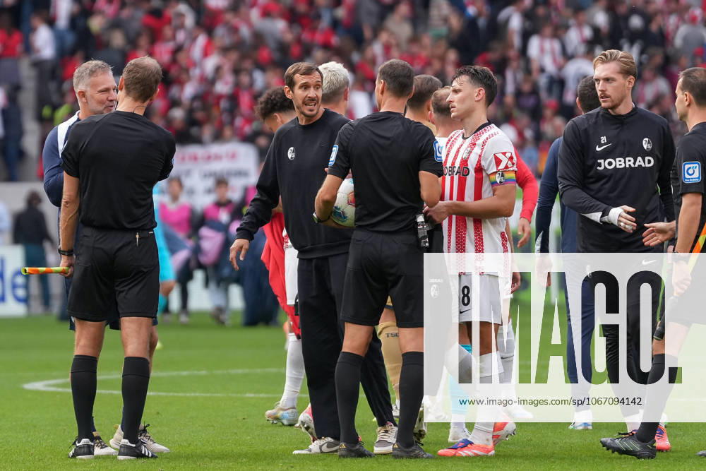 Julian Schuster (SC Freiburg, Trainer) nach dem Spiel bei Bastian Dankert (Schiedsrichter) , Deutschland, Fussball, 1. Bundesliga, 5.Spieltag, 2025 2026, SC Freiburg vs. TSG Hoffenheim, 28.09.2025, Europa-Park Stadion, Freiburg, Deutschland DFL REGULATIONS PROHIBIT ANY USE OF PHOTOGRAPHS AS IMAGE SEQUENCES AND OR QUASI-VIDEO. Freiburg Europa-Park Stadion Baden-Württemberg Deutschland