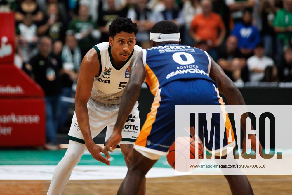 Eli Brooks (Gladiators Trier) im Zweikampf mit TJ Crockett (Rostock Seawolves), Vet Concept Gladiators Trier vs Rostock Seawolves, Basketball, easyCredit BBL, 1. Spieltag, Saison 2025 2026, 28.09.2025 DFB regulations prohibit any use of photographs as image sequences and or quasi-video. Vet Concept Gladiators Trier vs Rostock Seawolves, Basketball, easyCredit BBL, 1. Spieltag, Saison 2025 2026