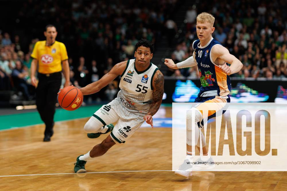 Eli Brooks (Gladiators Trier) im Zweikampf mit Lukasz Kolenda (Rostock Seawolves)h, Vet Concept Gladiators Trier vs Rostock Seawolves, Basketball, easyCredit BBL, 1. Spieltag, Saison 2025 2026, 28.09.2025 DFB regulations prohibit any use of photographs as image sequences and or quasi-video. Vet Concept Gladiators Trier vs Rostock Seawolves, Basketball, easyCredit BBL, 1. Spieltag, Saison 2025 2026