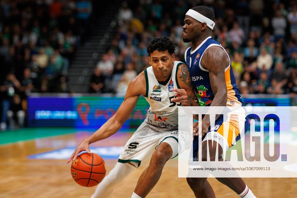 Eli Brooks (Gladiators Trier) im Zweikampf mit TJ Crockett (Rostock Seawolves), Vet Concept Gladiators Trier vs Rostock Seawolves, Basketball, easyCredit BBL, 1. Spieltag, Saison 2025 2026, 28.09.2025 DFB regulations prohibit any use of photographs as image sequences and or quasi-video. Vet Concept Gladiators Trier vs Rostock Seawolves, Basketball, easyCredit BBL, 1. Spieltag, Saison 2025 2026