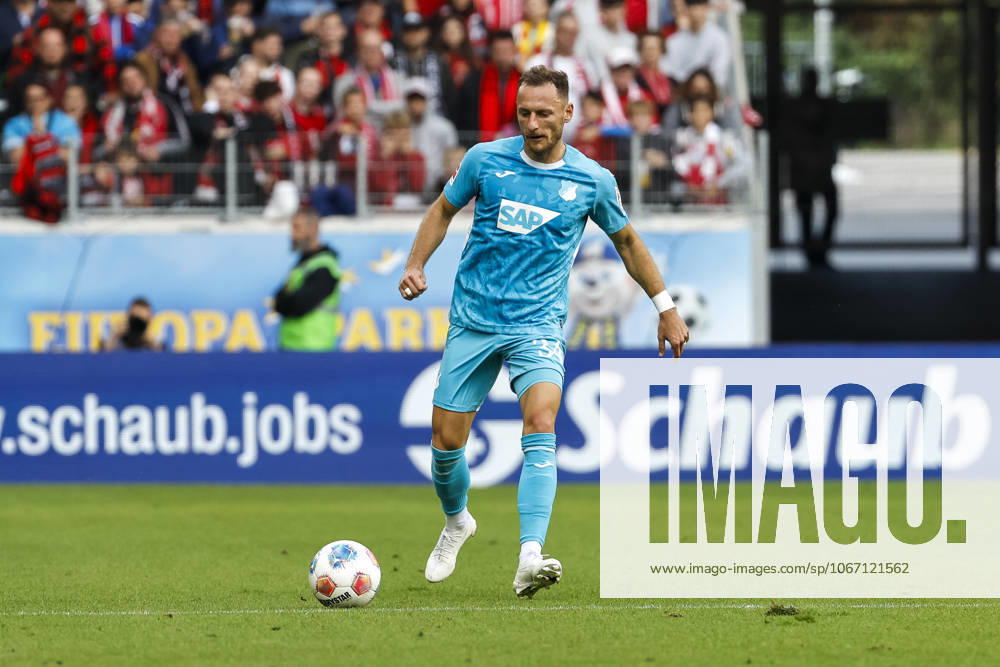 Vladimir Coufal (TSG Hoffenheim, 34) am Ball , Deutschland, Fussball, 1. Bundesliga, 5.Spieltag, 2025 2026, SC Freiburg vs. TSG 1899 Hoffenheim, 28.09.2025, Europa-Park Stadion, Freiburg im Breisgau, Deutschland Freiburg im Breisgau Europa-Park Stadion Baden-Württemberg Deutschland