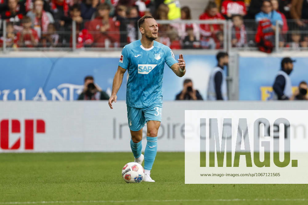 Vladimir Coufal (TSG Hoffenheim, 34) am Ball , Deutschland, Fussball, 1. Bundesliga, 5.Spieltag, 2025 2026, SC Freiburg vs. TSG 1899 Hoffenheim, 28.09.2025, Europa-Park Stadion, Freiburg im Breisgau, Deutschland Freiburg im Breisgau Europa-Park Stadion Baden-Württemberg Deutschland
